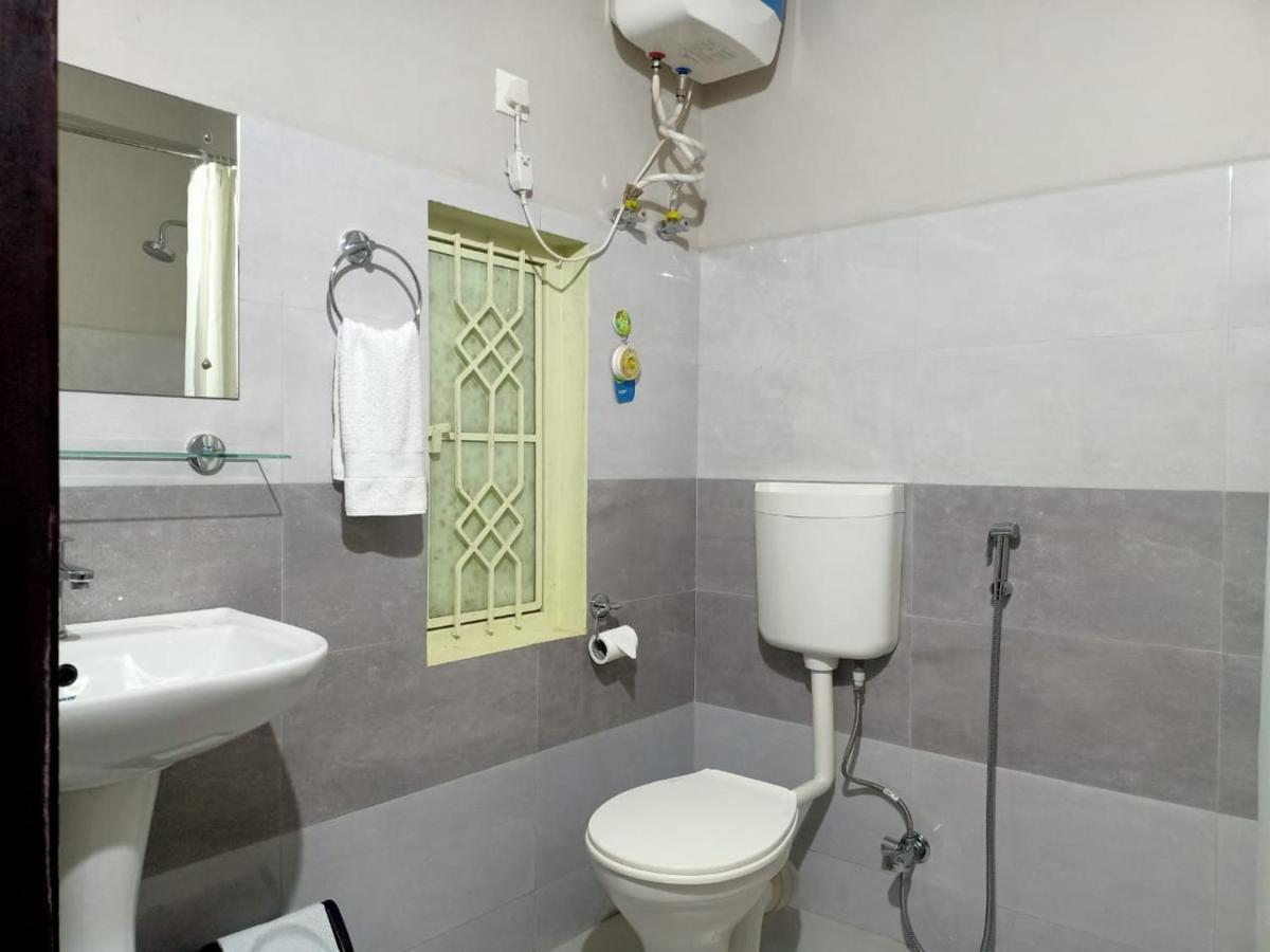 צ'ראפונג'י The Escapade Inn מראה חיצוני תמונה