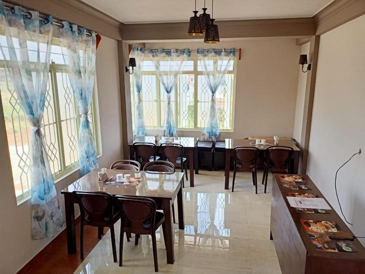 צ'ראפונג'י The Escapade Inn מראה חיצוני תמונה