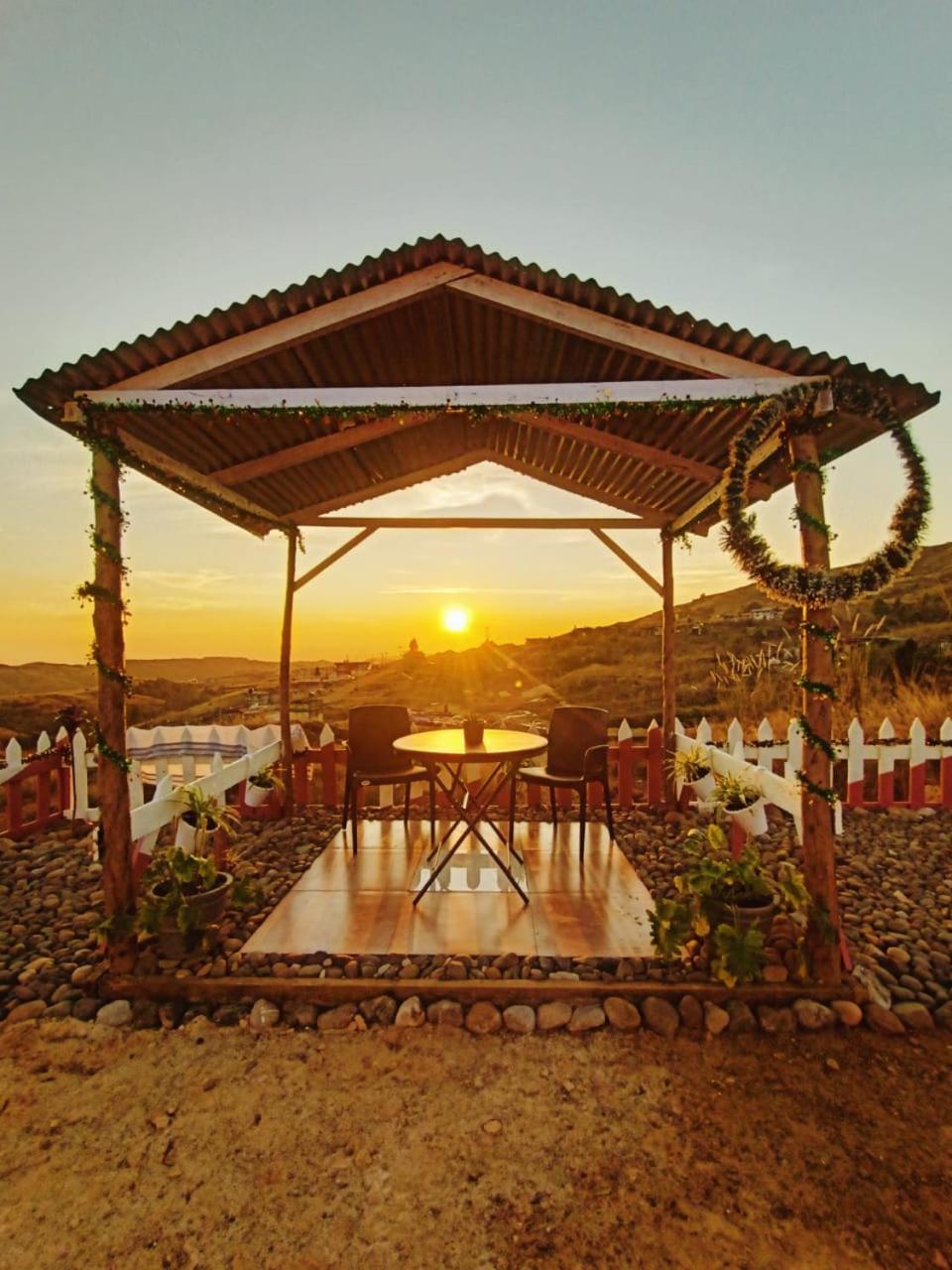 צ'ראפונג'י The Escapade Inn מראה חיצוני תמונה