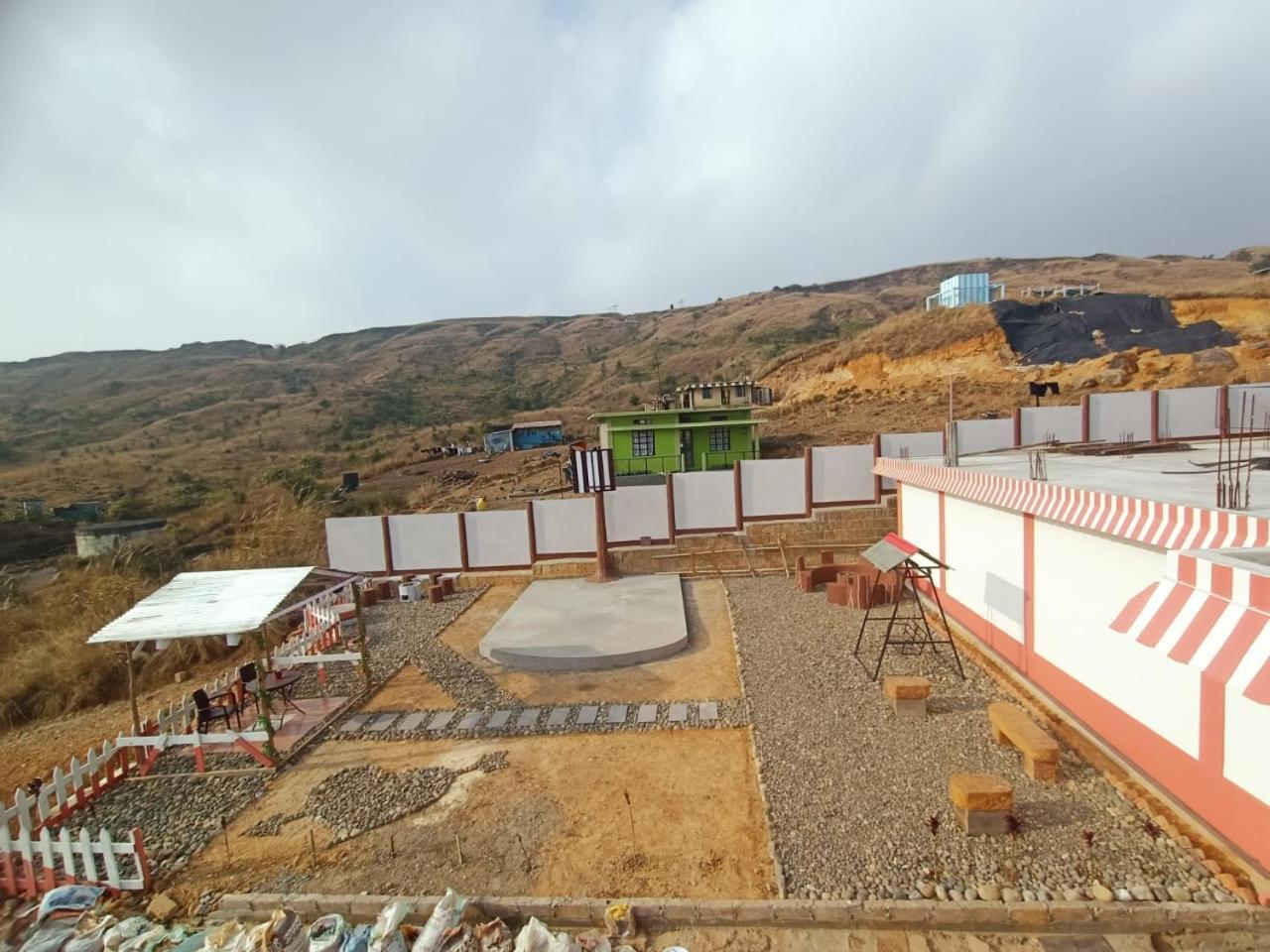צ'ראפונג'י The Escapade Inn מראה חיצוני תמונה